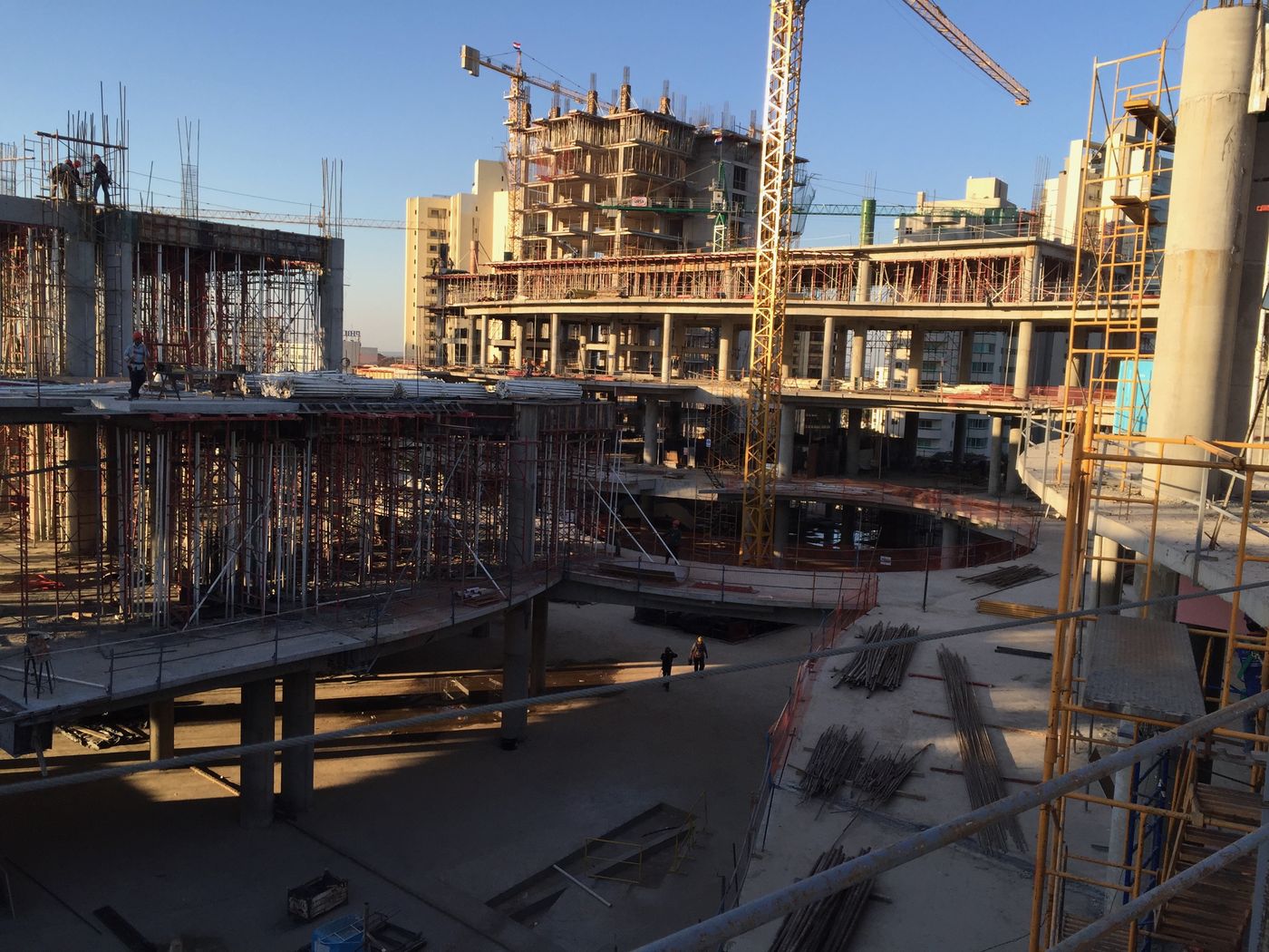 Fase de obra gris, centro comercial