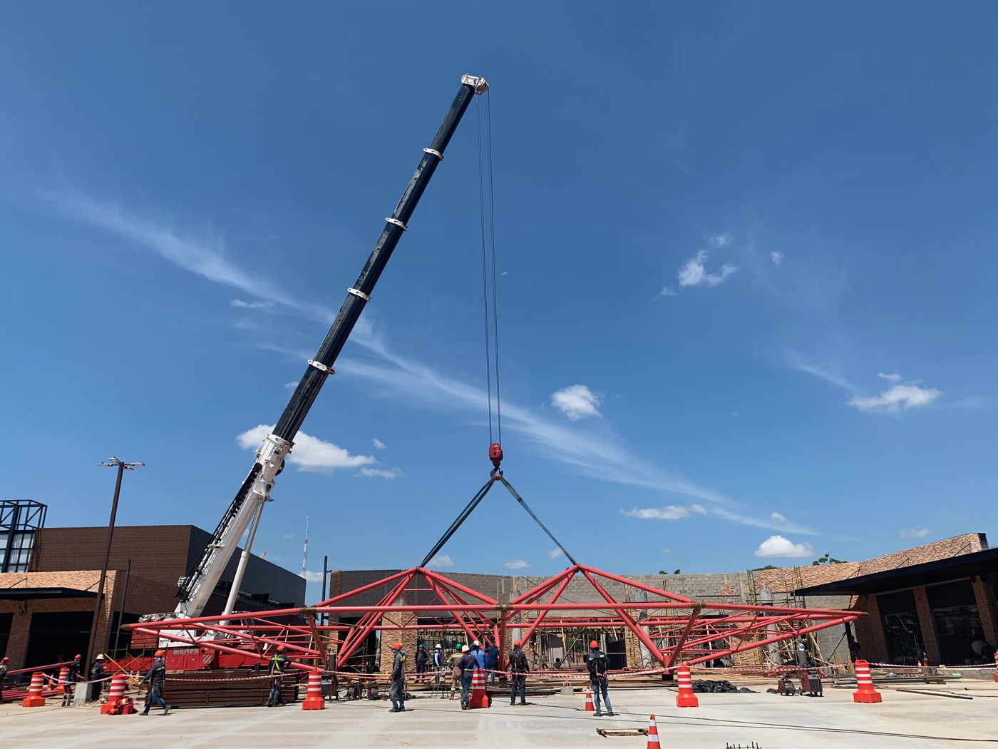Estructura metálica de techo en área central